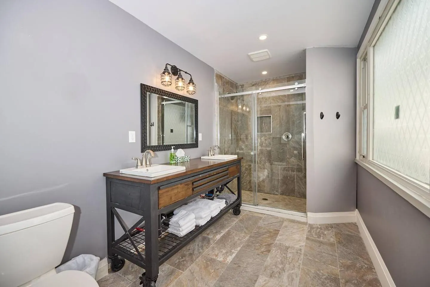 Stylish Escape By The Falls 6-8 Niagara Falls Apartment