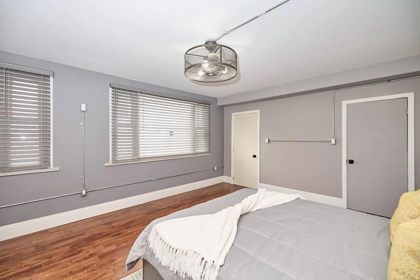 Stylish Escape By The Falls 6-8 Niagara Falls Apartment