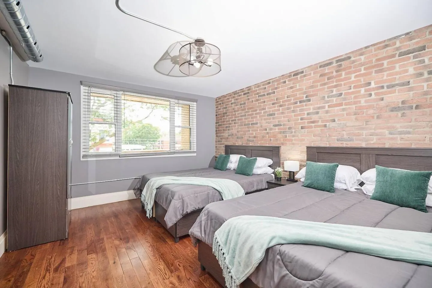 Stylish Escape By The Falls 6-8 Niagara Falls Apartment