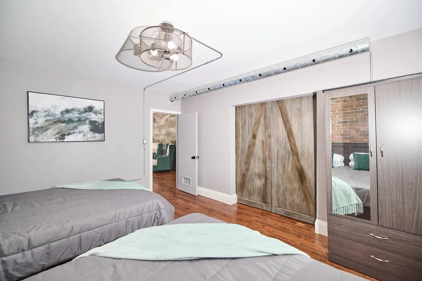 Stylish Escape By The Falls 6-8 Niagara Falls Apartment