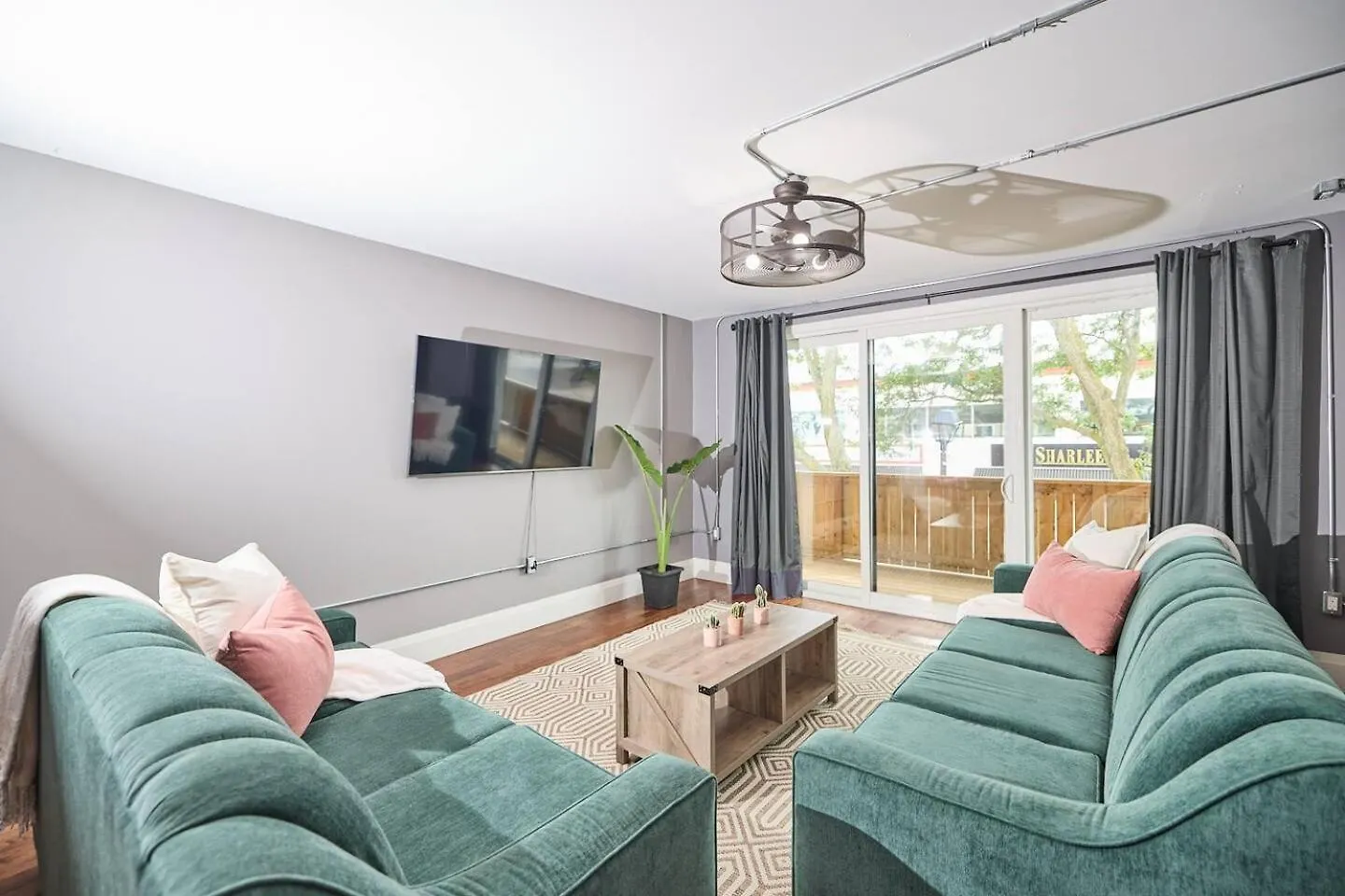 Stylish Escape By The Falls 6-8 Niagara Falls Apartment